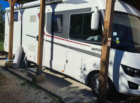 camping-car RAPIDO 896F  extérieur / latéral droit